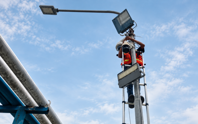 Teknisi Datanusa melakukan pekerjaan CCTV pada proyek KRN — foto disunting