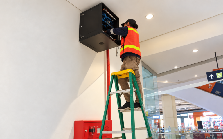 Teknisi melakukan instalasi pada panel box CCTV